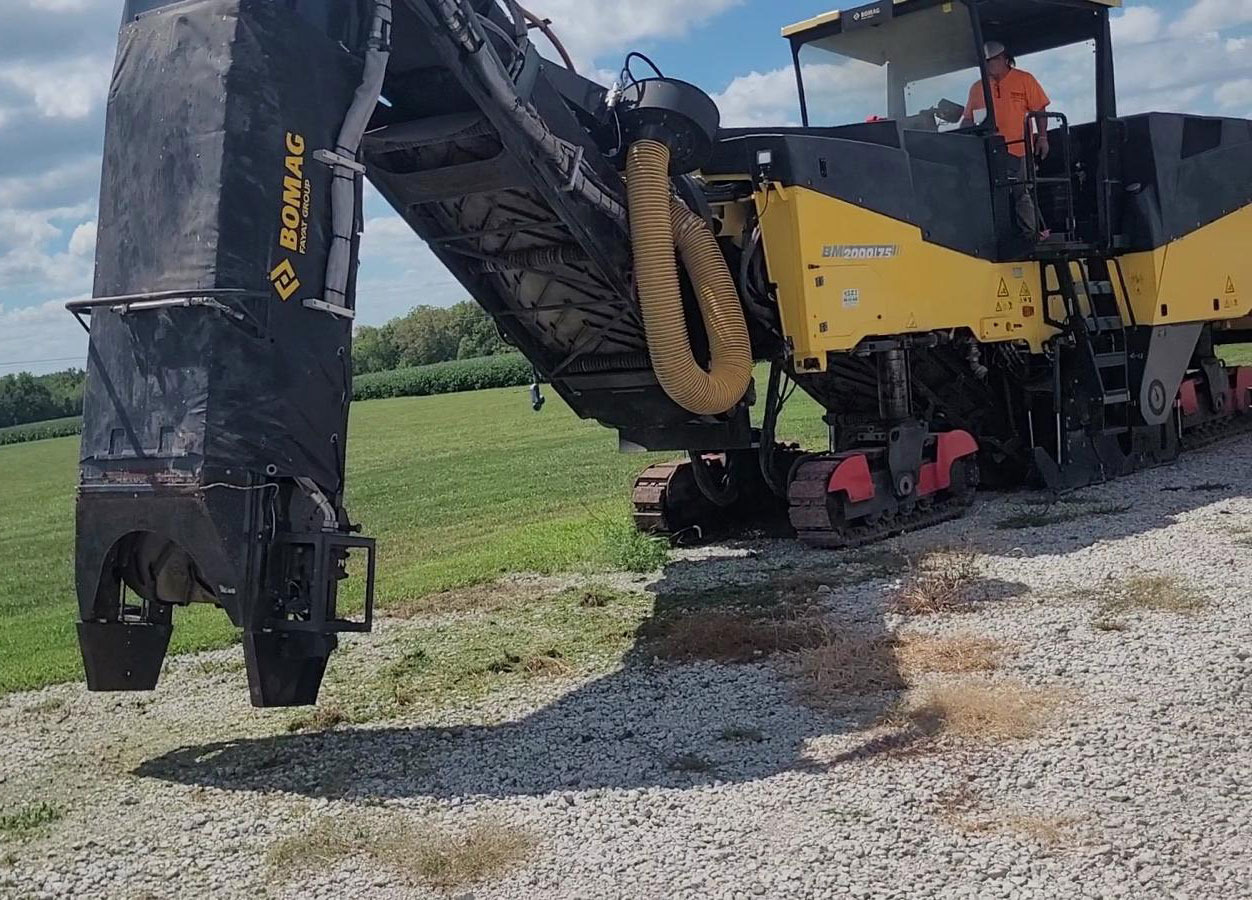 Bomag BM 2000/75 - Aszfaltmaró: 4 kép. Bomag BM 2000/75 - Aszfaltmaró: 4 kép.