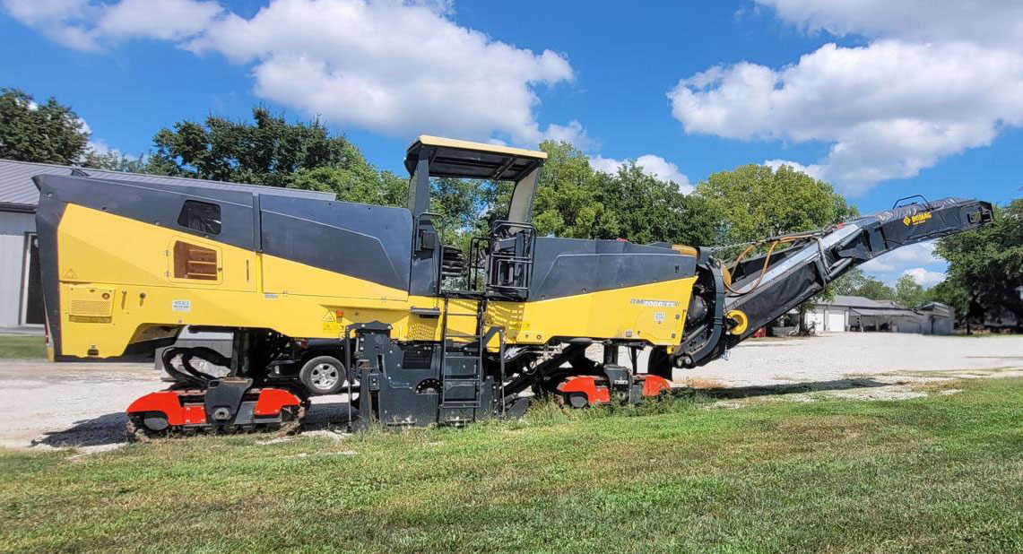 Bomag BM 2000/75 - Aszfaltmaró: 3 kép. Bomag BM 2000/75 - Aszfaltmaró: 3 kép.