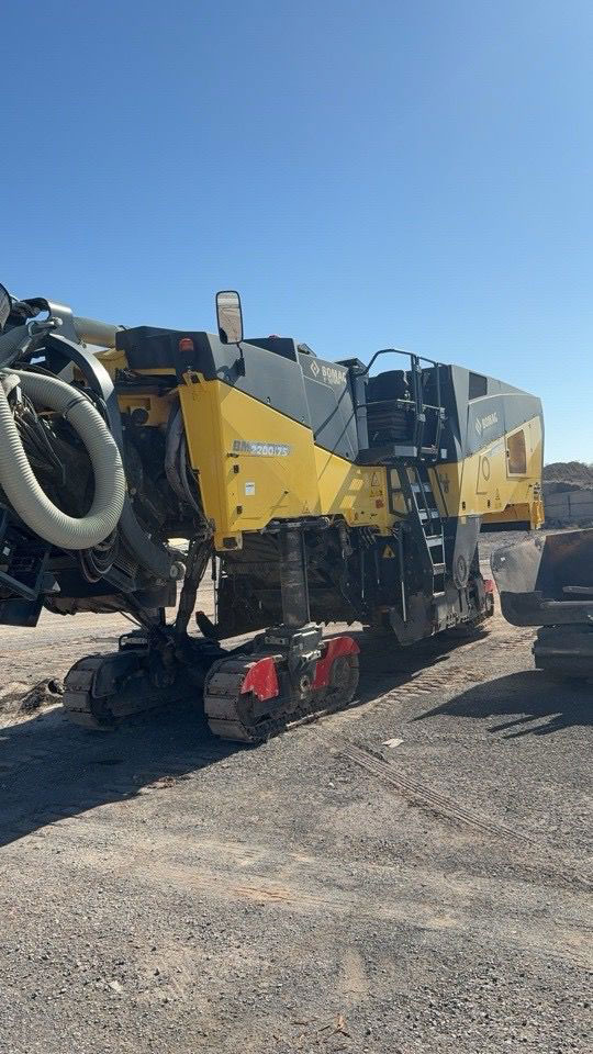 Bomag BM 2200/75 - Aszfaltmaró: 4 kép. Bomag BM 2200/75 - Aszfaltmaró: 4 kép.