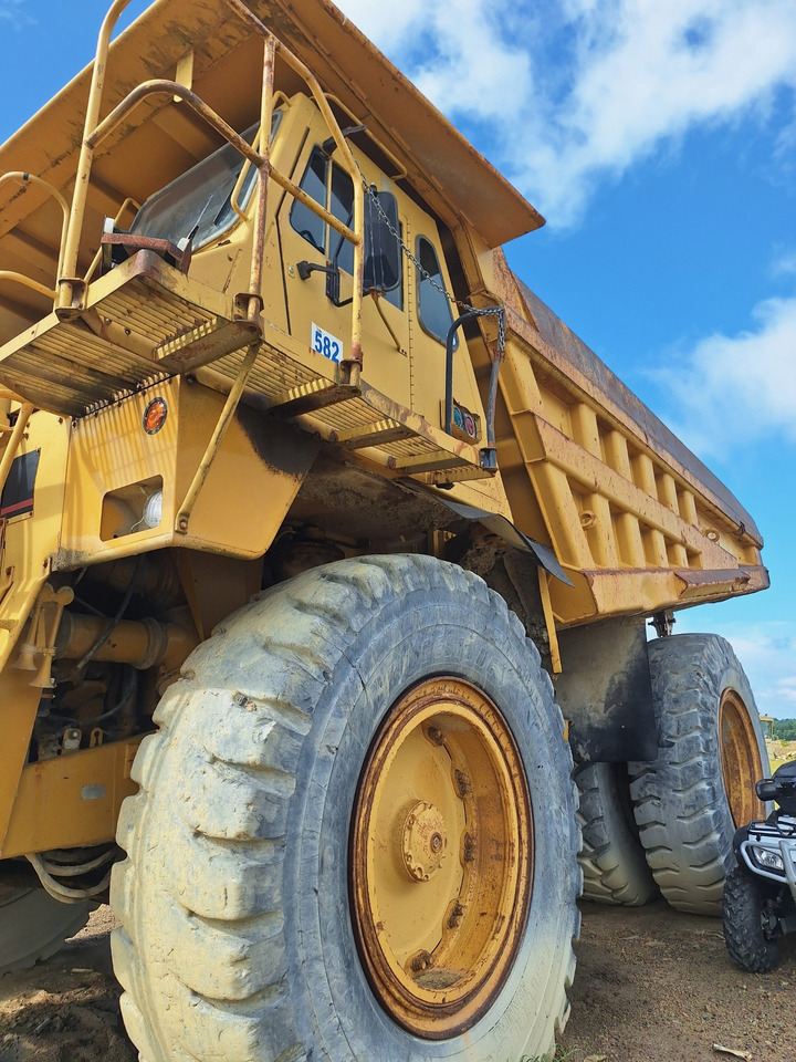 Caterpillar 777C - Dömper: 2 kép. Caterpillar 777C - Dömper: 2 kép.