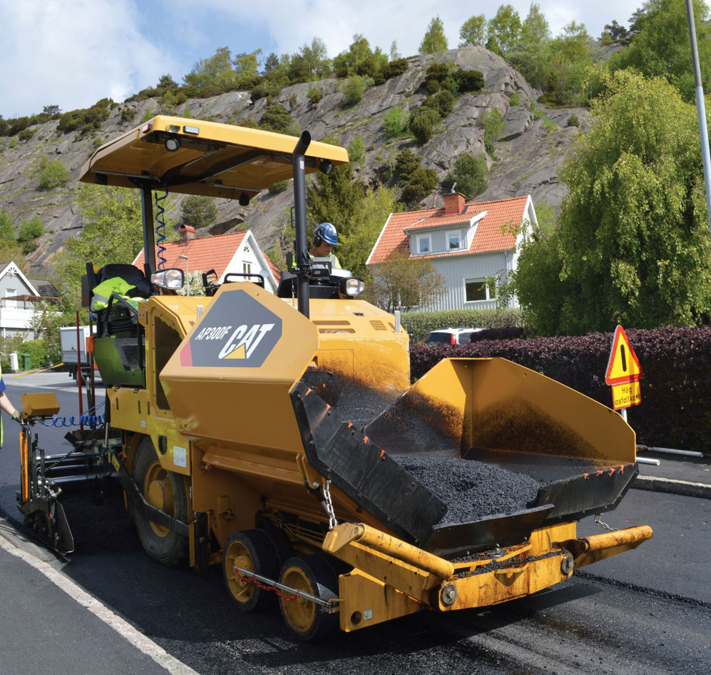 Caterpillar AP300F - Útburkológép: 1 kép. Caterpillar AP300F - Útburkológép: 1 kép.