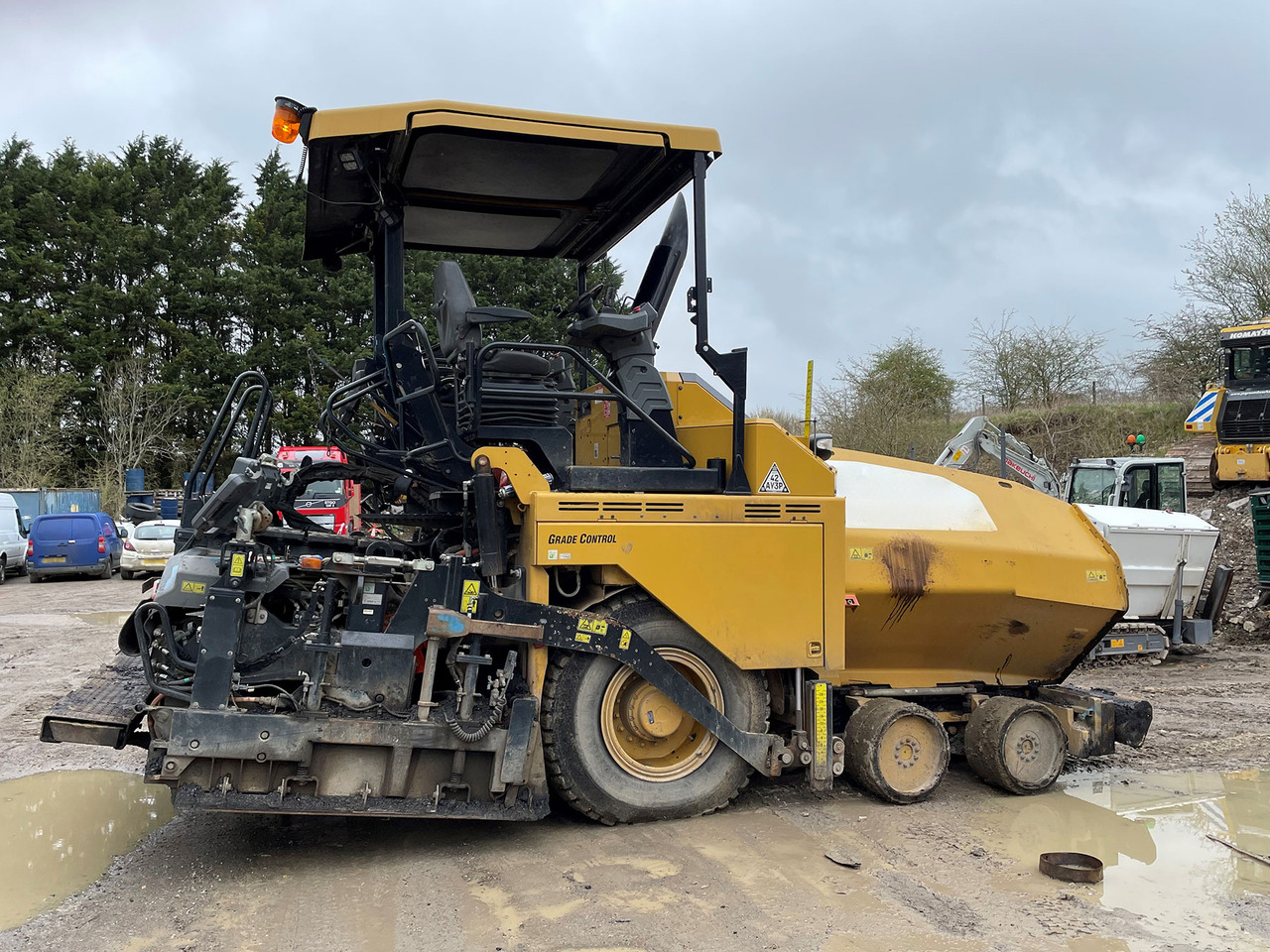 Caterpillar AP500F - Útburkológép: 2 kép. Caterpillar AP500F - Útburkológép: 2 kép.