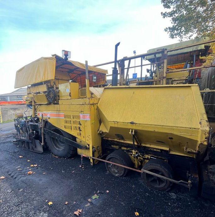 Caterpillar AP600 - Útburkológép: 1 kép. Caterpillar AP600 - Útburkológép: 1 kép.