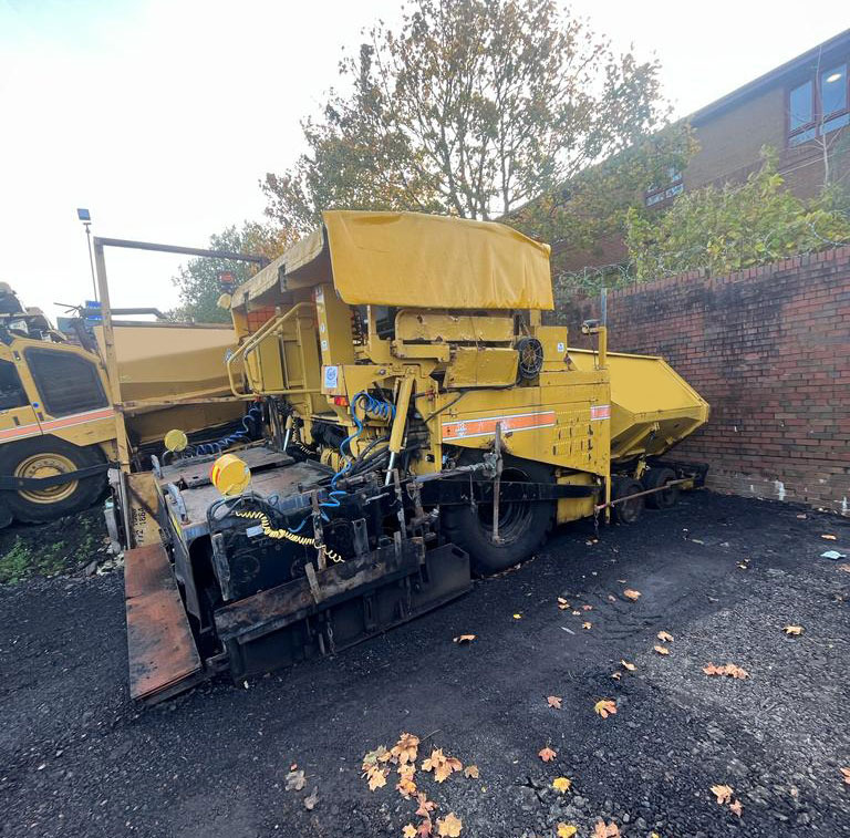 Caterpillar AP600 - Útburkológép: 3 kép. Caterpillar AP600 - Útburkológép: 3 kép.