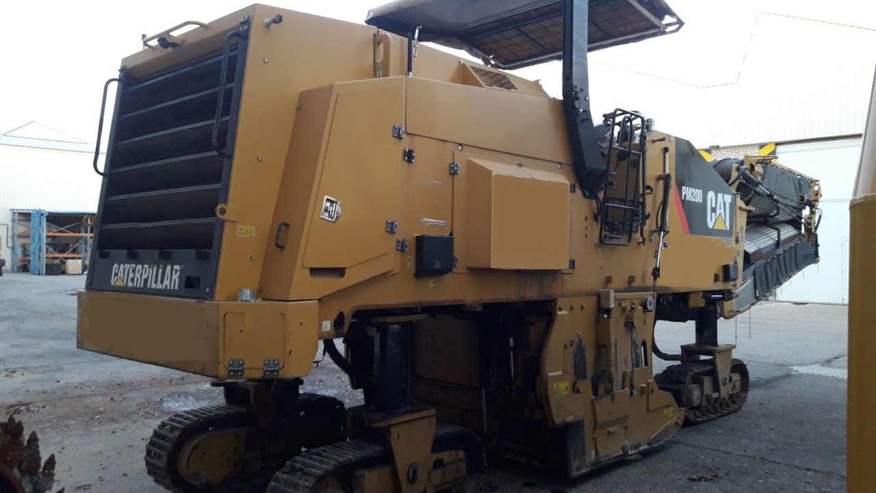 Caterpillar PM 200 - Aszfaltmaró: 2 kép. Caterpillar PM 200 - Aszfaltmaró: 2 kép.
