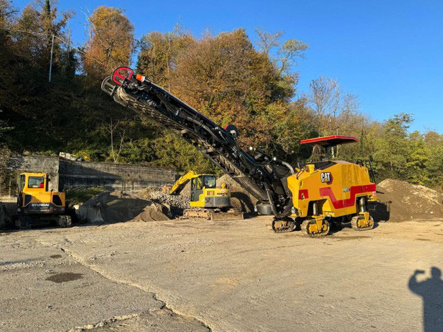 Caterpillar PM-313 - Aszfaltmaró: 1 kép. Caterpillar PM-313 - Aszfaltmaró: 1 kép.