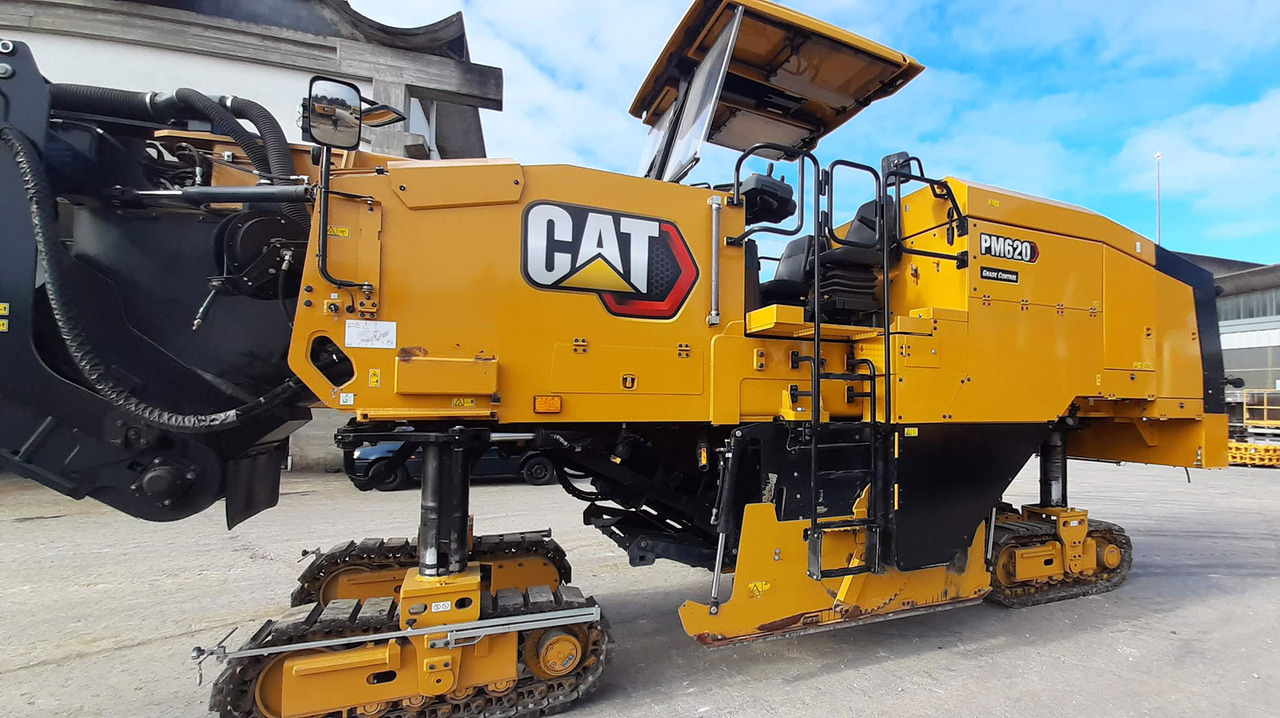 Caterpillar PM-620 - Aszfaltmaró: 2 kép. Caterpillar PM-620 - Aszfaltmaró: 2 kép.
