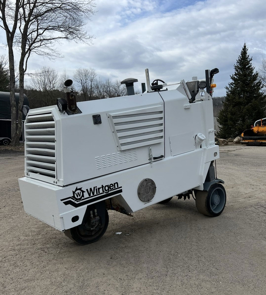 Ditch Witch W 500 - Aszfaltmaró: 3 kép. Ditch Witch W 500 - Aszfaltmaró: 3 kép.