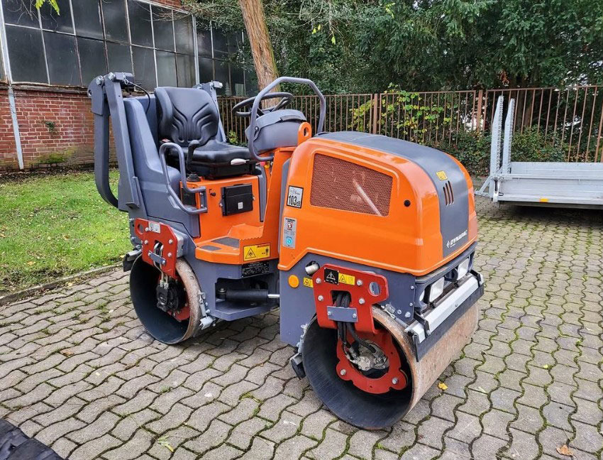 Dynapac CC900 - Henger: 1 kép. Dynapac CC900 - Henger: 1 kép.