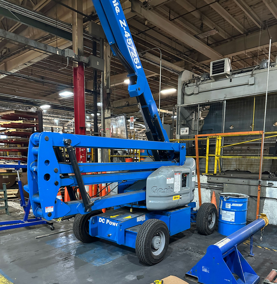 Genie Z-45/25J - Teleszkópos homlokrakodó: 1 kép. Genie Z-45/25J - Teleszkópos homlokrakodó: 1 kép.