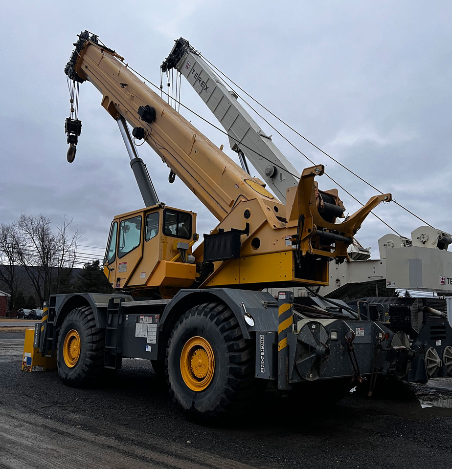 Grove RT890E - Autódaru: 4 kép. Grove RT890E - Autódaru: 4 kép.
