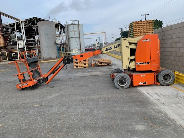 JLG E300AJP - Teleszkópos homlokrakodó: 1 kép. JLG E300AJP - Teleszkópos homlokrakodó: 1 kép.