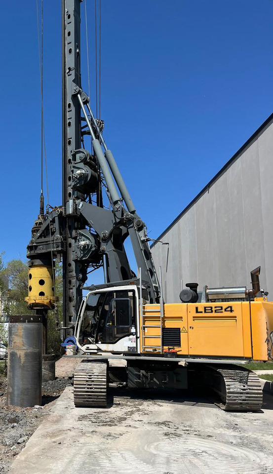 Liebherr LB-24 - Cölöpverő: 2 kép. Liebherr LB-24 - Cölöpverő: 2 kép.