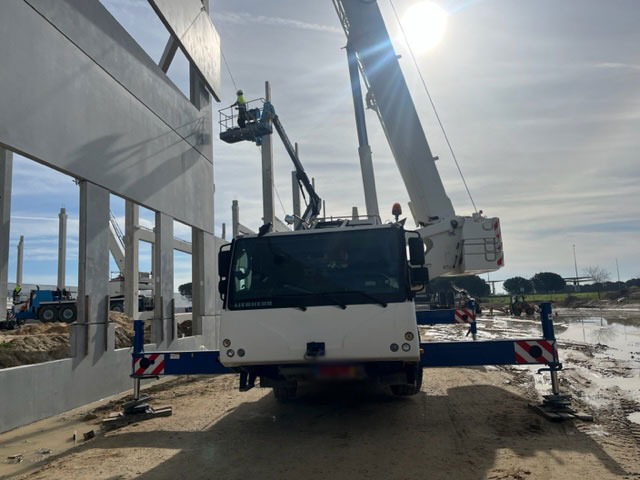 Liebherr LTM 1060-3.1 - Toronydaru: 4 kép. Liebherr LTM 1060-3.1 - Toronydaru: 4 kép.