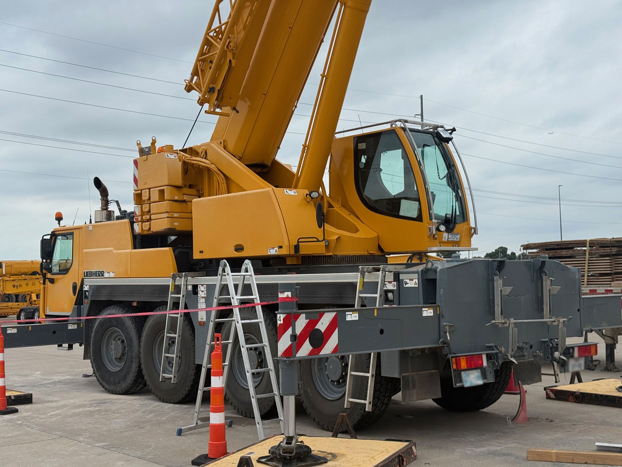 Liebherr LTM 1070-4.2 - Autódaru: 4 kép. Liebherr LTM 1070-4.2 - Autódaru: 4 kép.