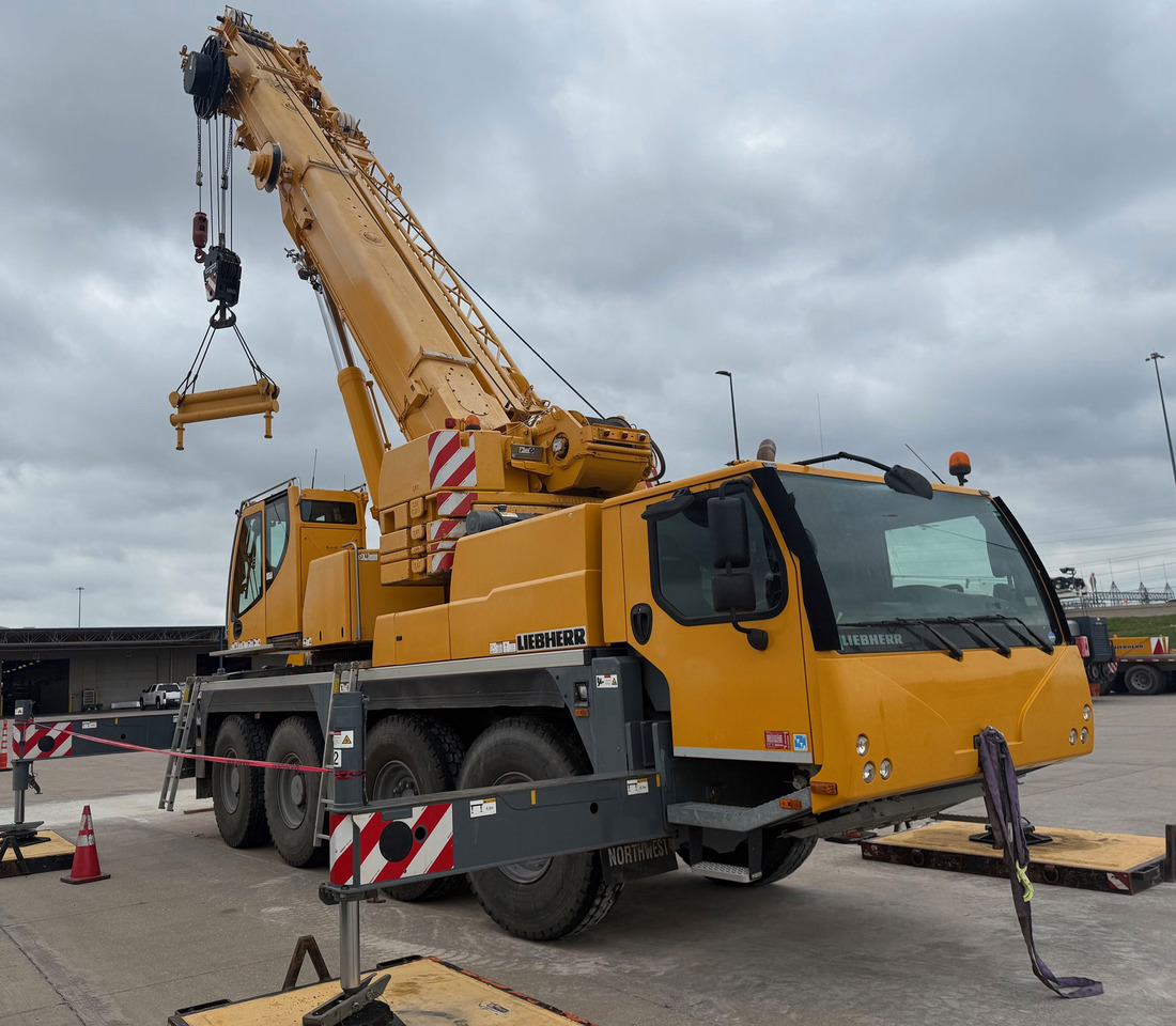 Liebherr LTM 1070-4.2 - Autódaru: 2 kép. Liebherr LTM 1070-4.2 - Autódaru: 2 kép.