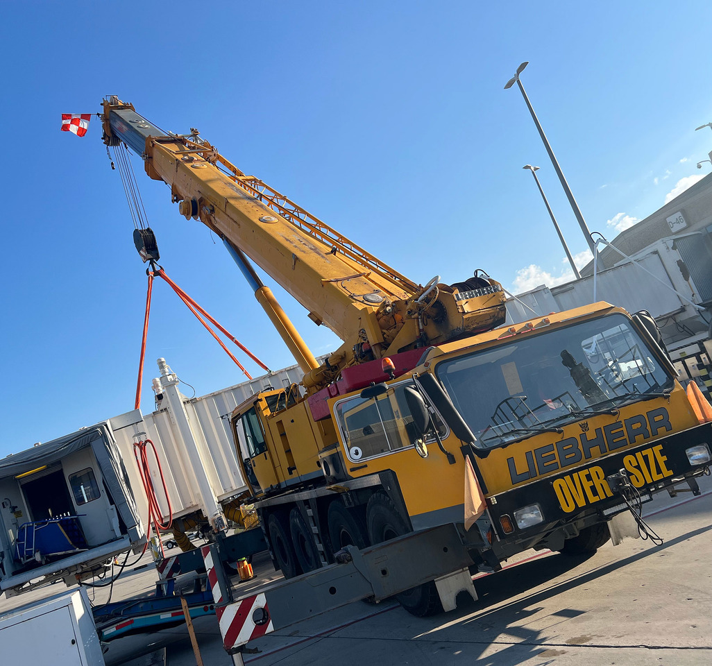 Liebherr LTM 1090-2 - Autódaru: 2 kép. Liebherr LTM 1090-2 - Autódaru: 2 kép.