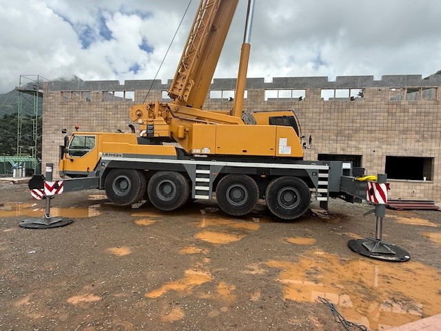 Liebherr LTM 1100-4.1 - Autódaru: 3 kép. Liebherr LTM 1100-4.1 - Autódaru: 3 kép.