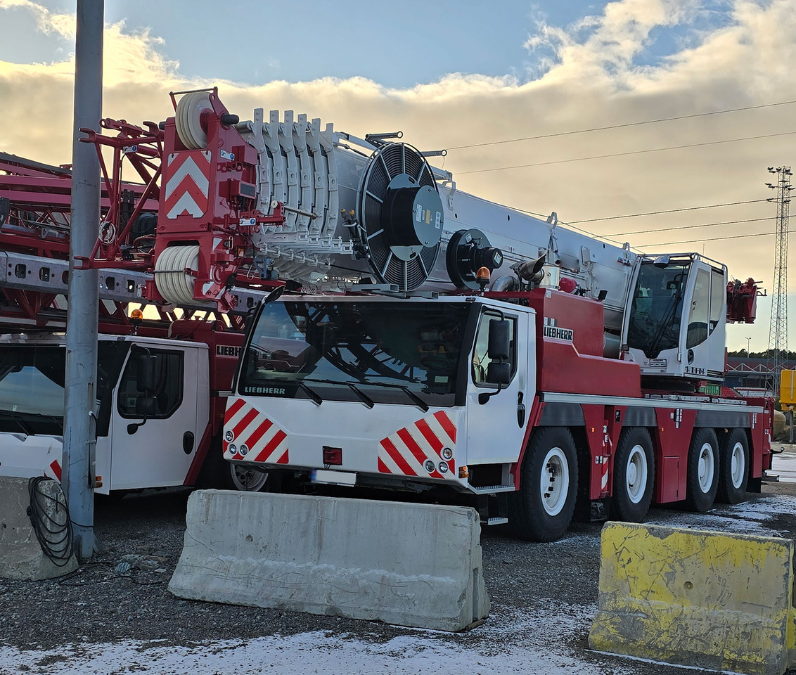 Liebherr LTM 1120-4.1 - Autódaru: 2 kép. Liebherr LTM 1120-4.1 - Autódaru: 2 kép.