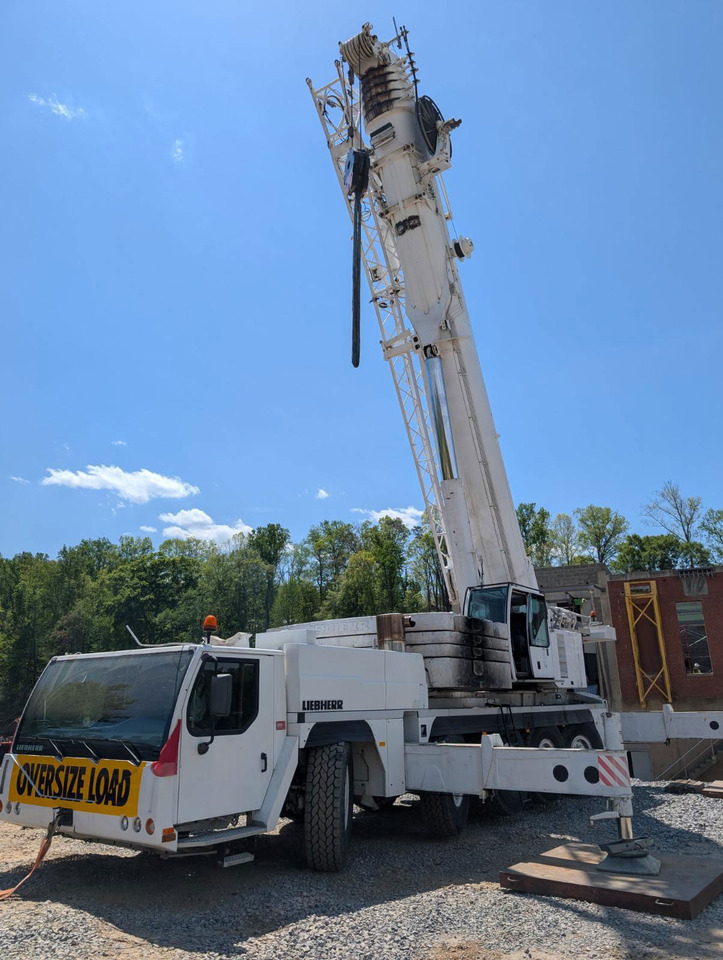 Liebherr LTM 1220-5.1 - Autódaru: 3 kép. Liebherr LTM 1220-5.1 - Autódaru: 3 kép.
