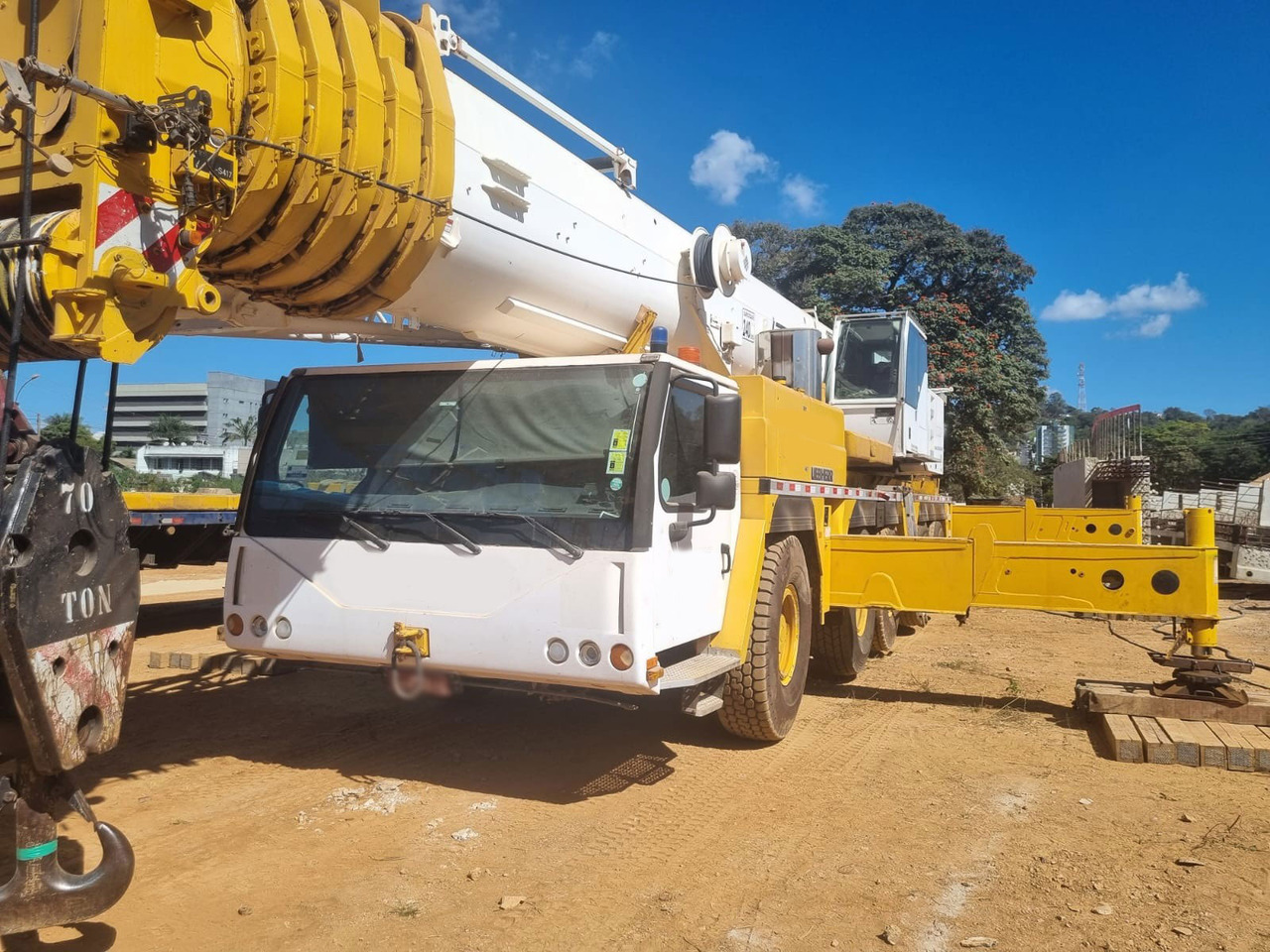 Liebherr LTM 1220 - Autódaru: 2 kép. Liebherr LTM 1220 - Autódaru: 2 kép.