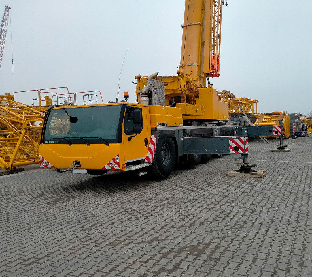 Liebherr LTM 1230-5.1 - Autódaru: 2 kép. Liebherr LTM 1230-5.1 - Autódaru: 2 kép.