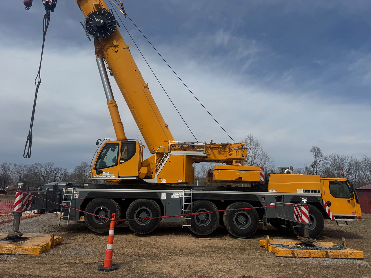 Liebherr LTM 1230-5.1 - Autódaru: 3 kép. Liebherr LTM 1230-5.1 - Autódaru: 3 kép.