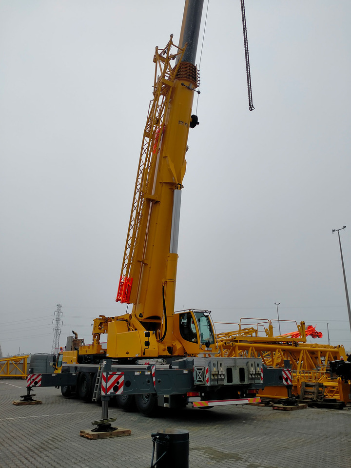 Liebherr LTM 1230-5.1 - Autódaru: 3 kép. Liebherr LTM 1230-5.1 - Autódaru: 3 kép.