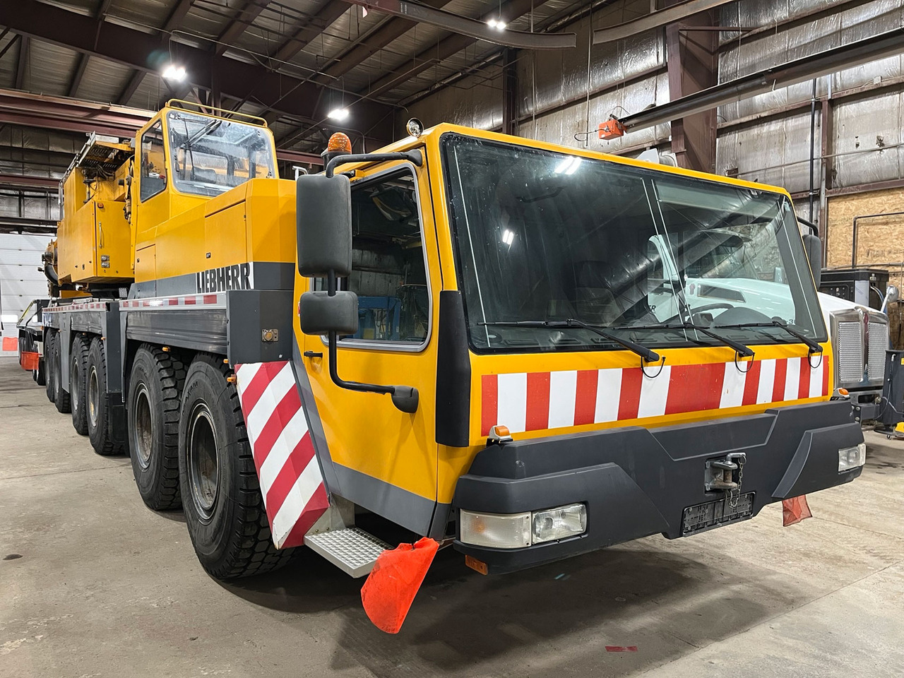 Liebherr LTM 1300-6.1 - Autódaru: 2 kép. Liebherr LTM 1300-6.1 - Autódaru: 2 kép.