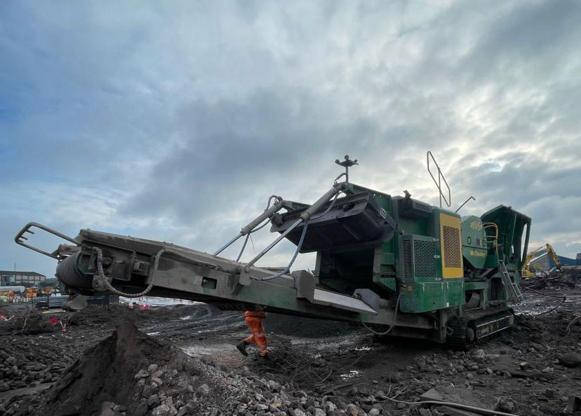 McCloskey J45 - Pofás törő: 4 kép. McCloskey J45 - Pofás törő: 4 kép.