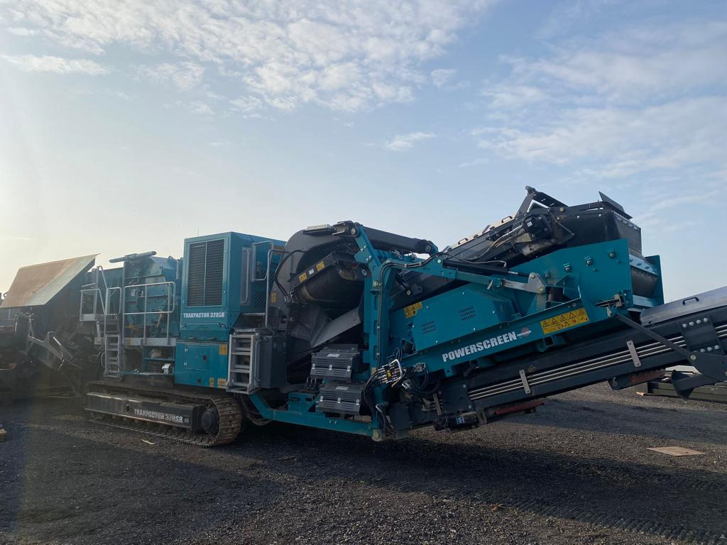 Powerscreen Trakpactor 320SR - Röpítő törő: 2 kép. Powerscreen Trakpactor 320SR - Röpítő törő: 2 kép.