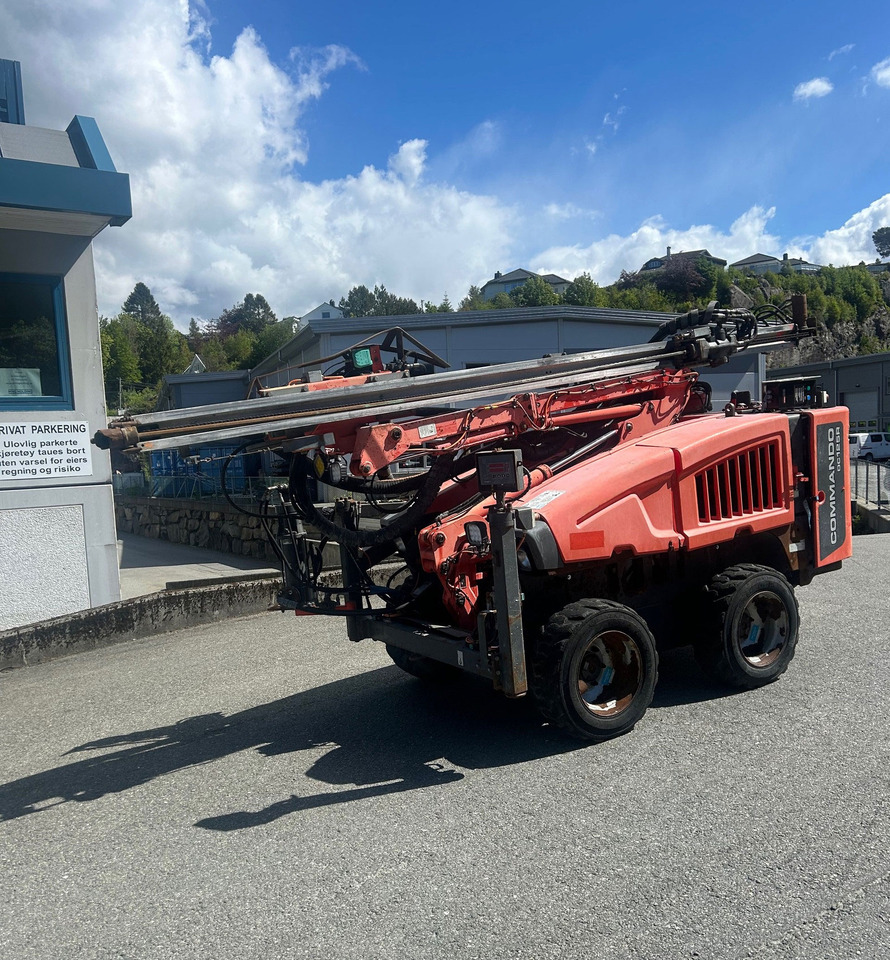 Sandvik Commando DC125R - Fúrógép: 1 kép. Sandvik Commando DC125R - Fúrógép: 1 kép.