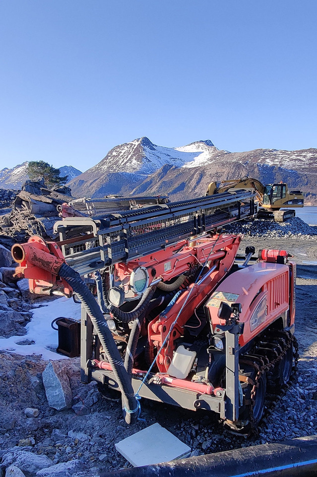 Sandvik Commando DC130Ri - Fúrógép: 2 kép. Sandvik Commando DC130Ri - Fúrógép: 2 kép.