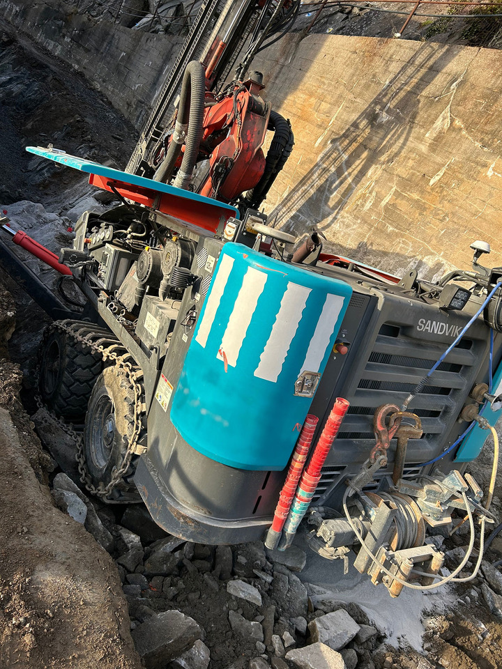 Sandvik Commando DC300Ri - Fúrógép: 2 kép. Sandvik Commando DC300Ri - Fúrógép: 2 kép.
