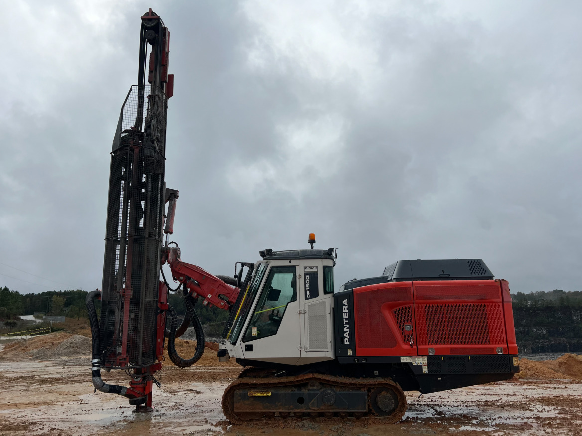 Sandvik DP1500i - Fúrógép: 1 kép. Sandvik DP1500i - Fúrógép: 1 kép.