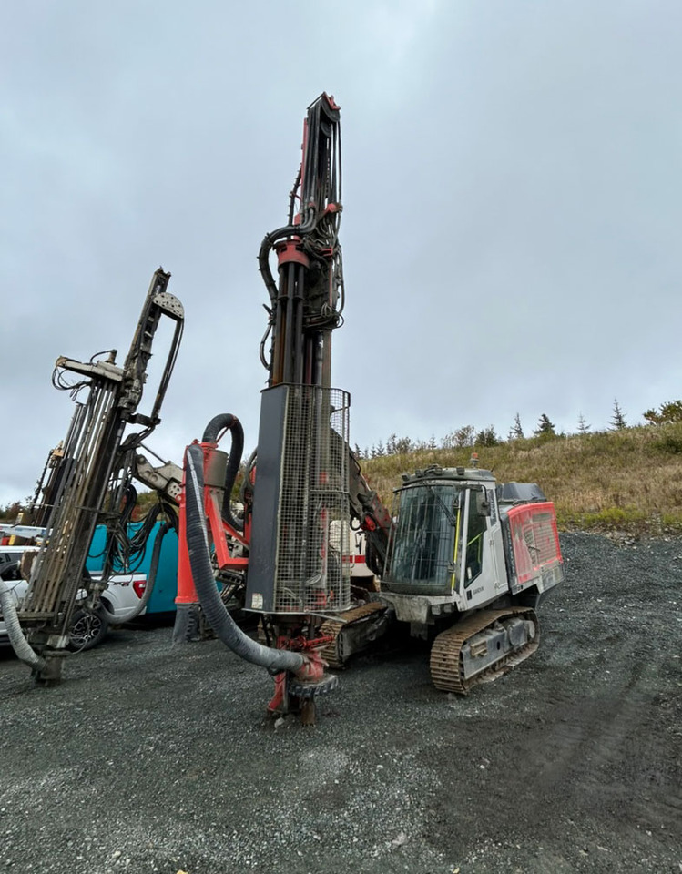 Sandvik DP1600i - Fúrógép: 1 kép. Sandvik DP1600i - Fúrógép: 1 kép.