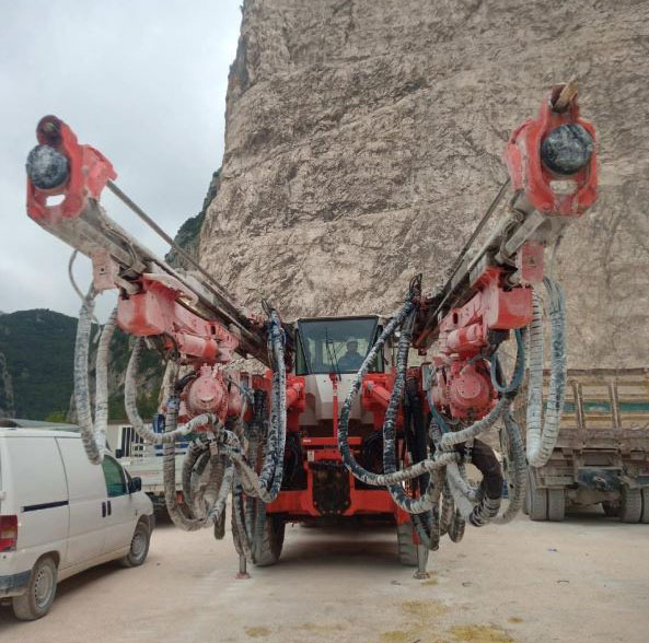 Sandvik DT820-SC - Irányított fúrógép: 5 kép. Sandvik DT820-SC - Irányított fúrógép: 5 kép.