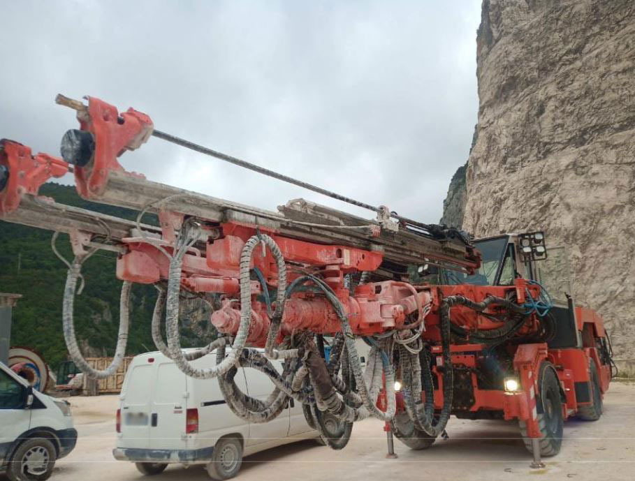 Sandvik DT820-SC - Irányított fúrógép: 1 kép. Sandvik DT820-SC - Irányított fúrógép: 1 kép.