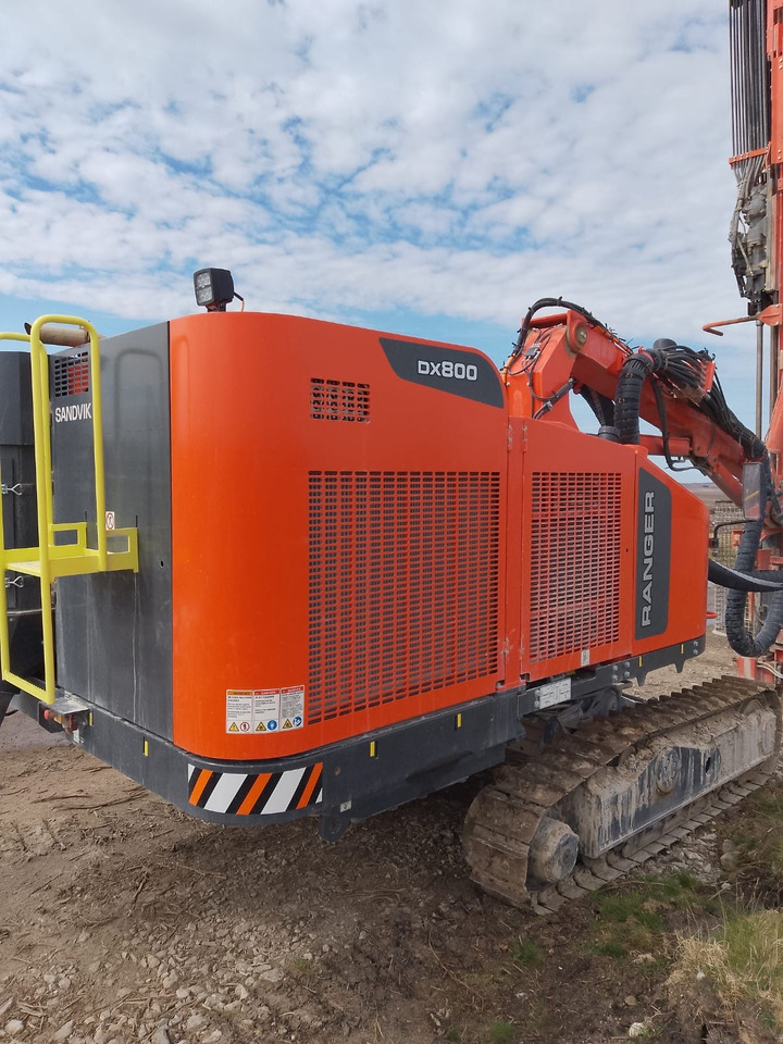 Sandvik DX800 - Fúrógép: 1 kép. Sandvik DX800 - Fúrógép: 1 kép.