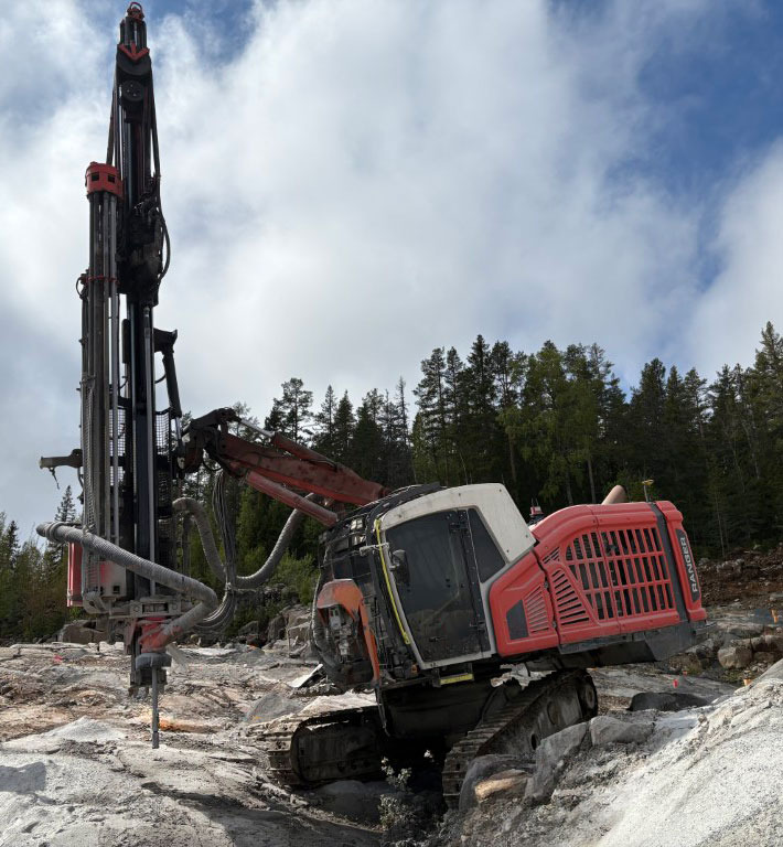 Sandvik DX800i - Fúrógép: 3 kép. Sandvik DX800i - Fúrógép: 3 kép.