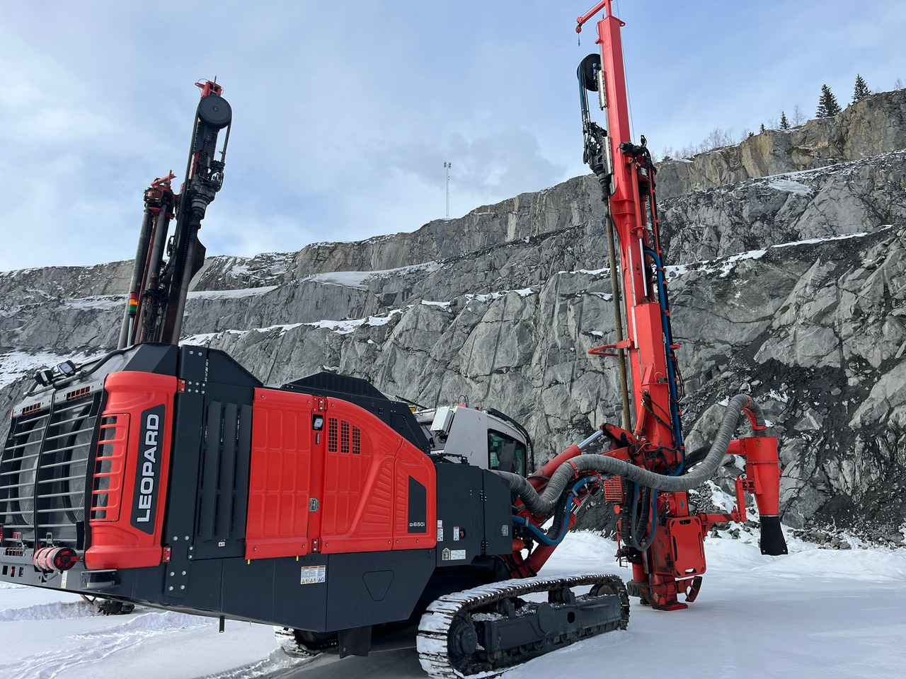Sandvik Leopard DI650I - Fúrógép: 1 kép. Sandvik Leopard DI650I - Fúrógép: 1 kép.