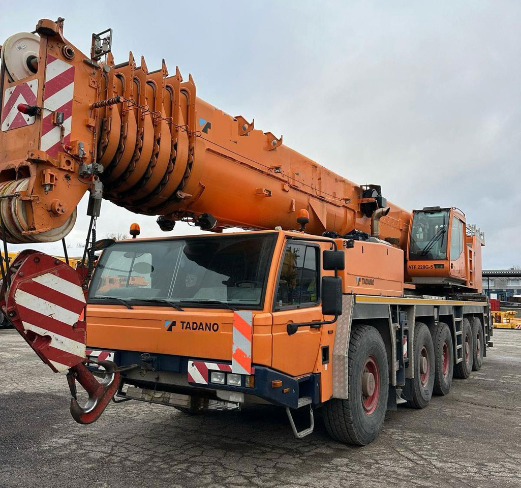 Tadano Faun ATF 220G-5 - Autódaru: 2 kép. Tadano Faun ATF 220G-5 - Autódaru: 2 kép.