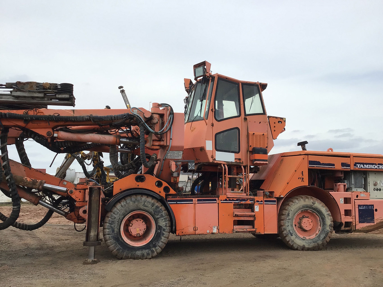 Tamrock Axera T11 Data-315 C - Irányított fúrógép: 1 kép. Tamrock Axera T11 Data-315 C - Irányított fúrógép: 1 kép.