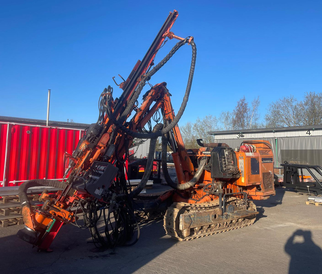 Tamrock Dino 560 - Fúrógép: 1 kép. Tamrock Dino 560 - Fúrógép: 1 kép.