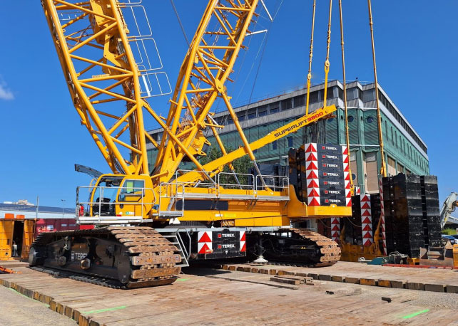 Terex Demag CC 3800-1 - Lánctalpas daru: 1 kép. Terex Demag CC 3800-1 - Lánctalpas daru: 1 kép.