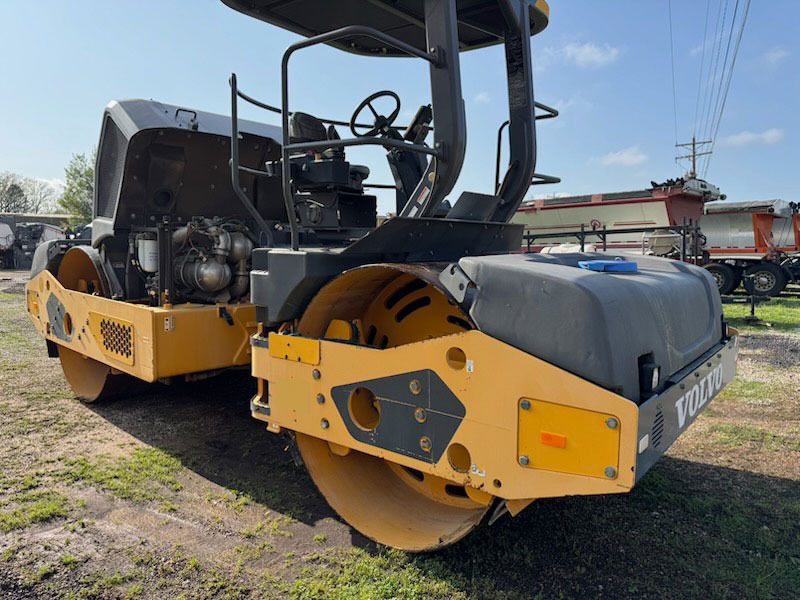 Volvo DD120C - Henger: 3 kép. Volvo DD120C - Henger: 3 kép.