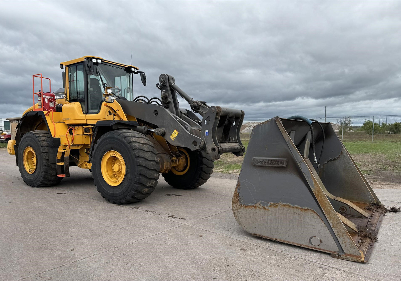 Volvo L150H - Gumikerekes homlokrakodó: 2 kép. Volvo L150H - Gumikerekes homlokrakodó: 2 kép.