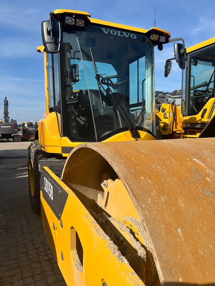 Volvo SD115B - Talajtömörítő: 4 kép. Volvo SD115B - Talajtömörítő: 4 kép.