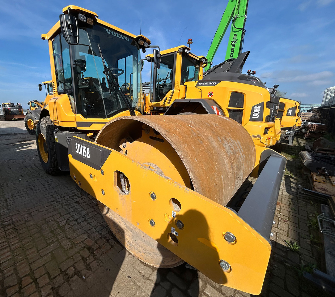 Volvo SD115B - Talajtömörítő: 2 kép. Volvo SD115B - Talajtömörítő: 2 kép.