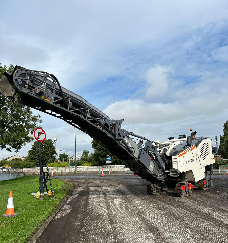 Wirtgen W 100 CFI - Aszfaltmaró: 3 kép. Wirtgen W 100 CFI - Aszfaltmaró: 3 kép.